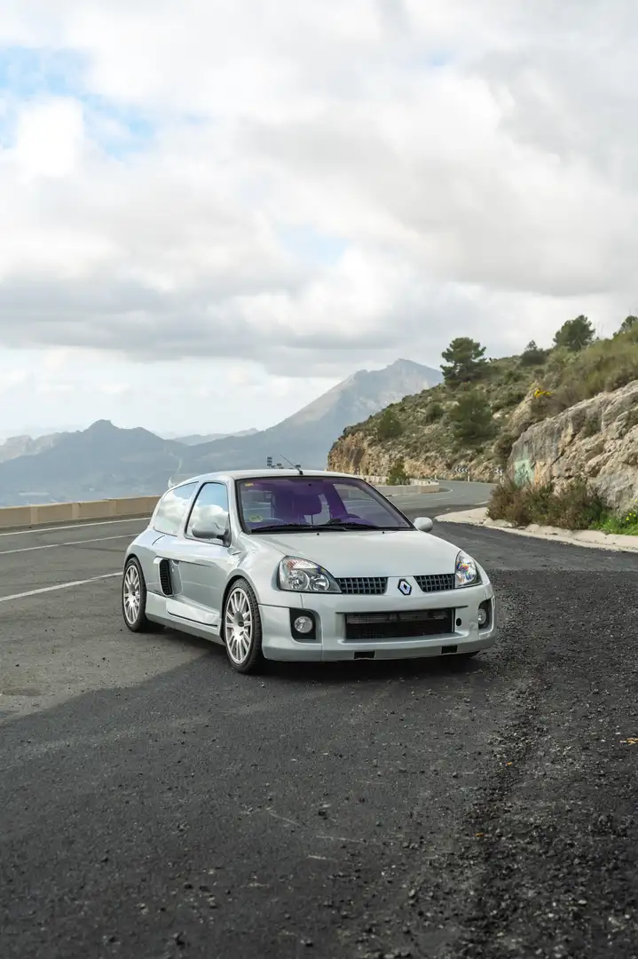 Renault Clio 3.0 V6 Sport - 2