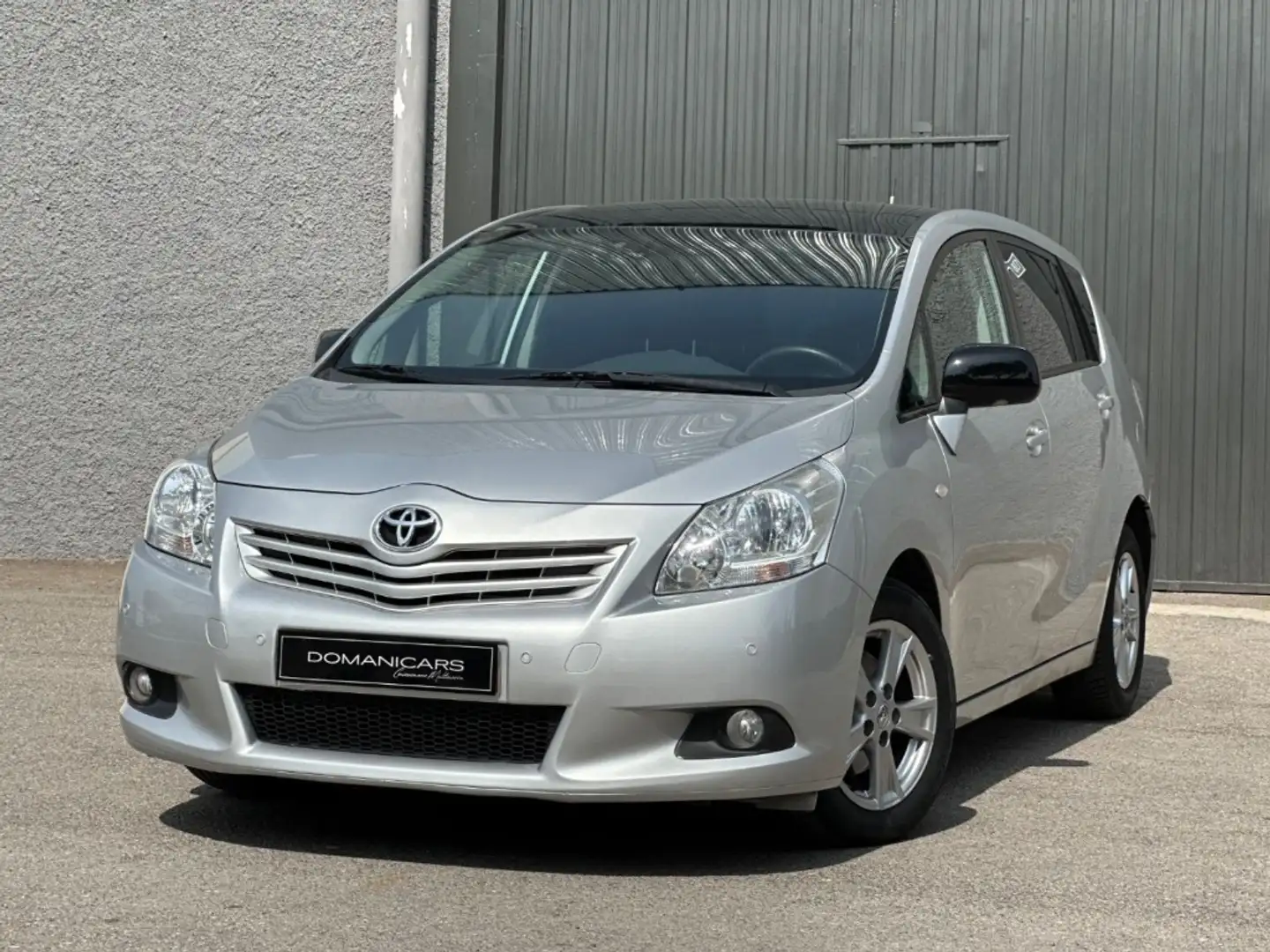 Toyota Verso 2.0D4D Advance Gris - 1