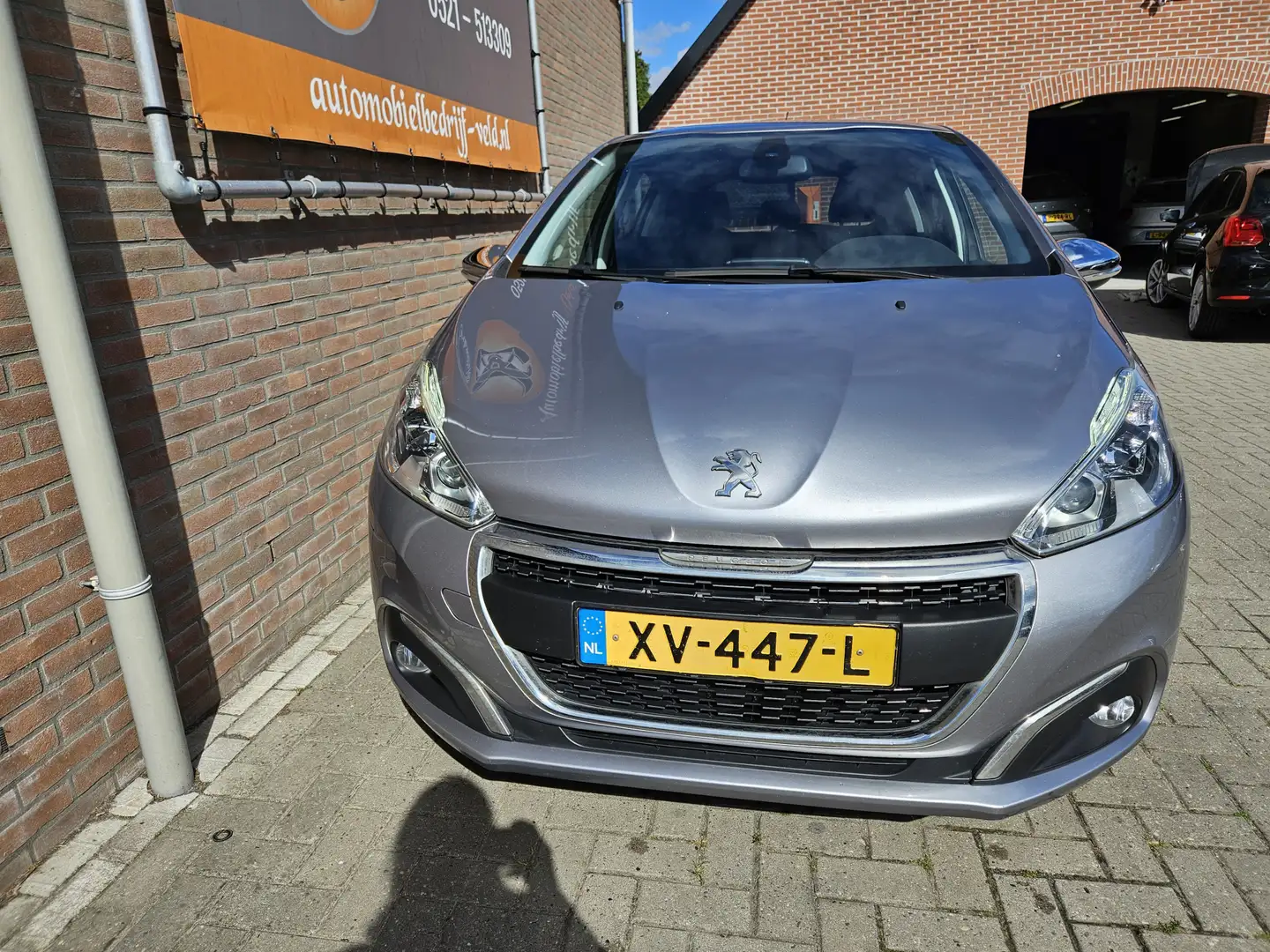 Peugeot 208 1.2 PureTech Signature Grau - 2