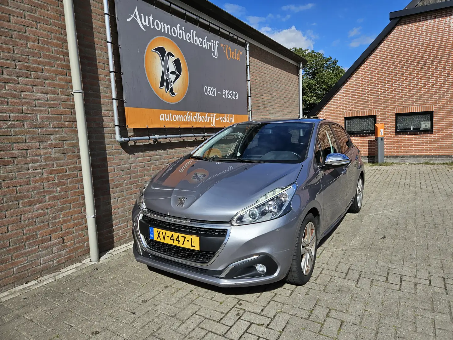 Peugeot 208 1.2 PureTech Signature Grau - 1