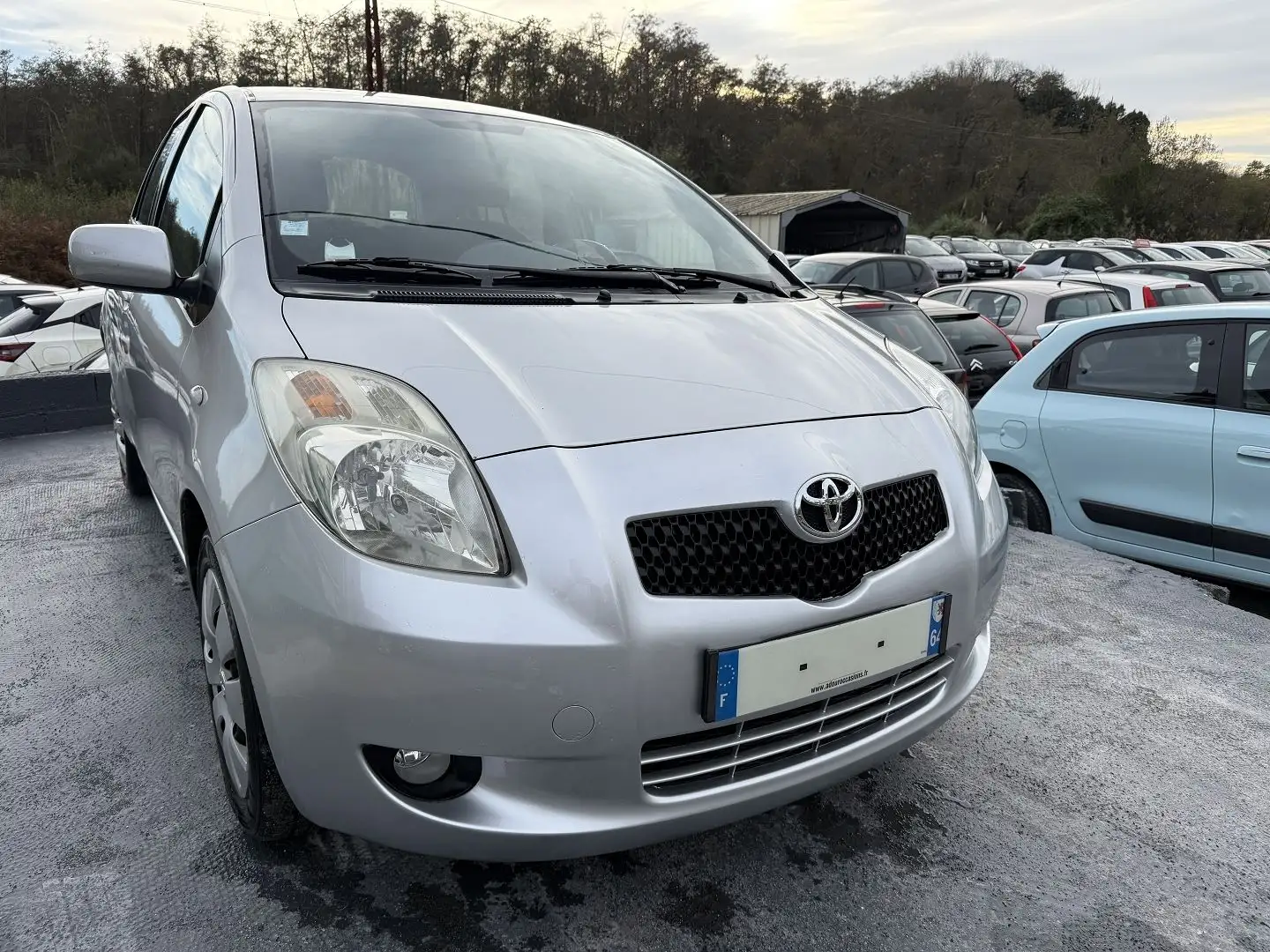 Toyota Yaris 87 VVT-I 5P Gris - 1