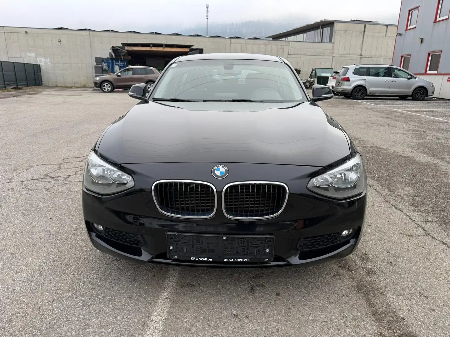 BMW 114 114 i Schwarz - 1