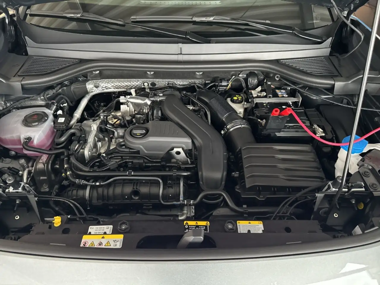 Volkswagen T-Roc Style 1.5 l eTSI DSG HUD El. Panodach Navi 16