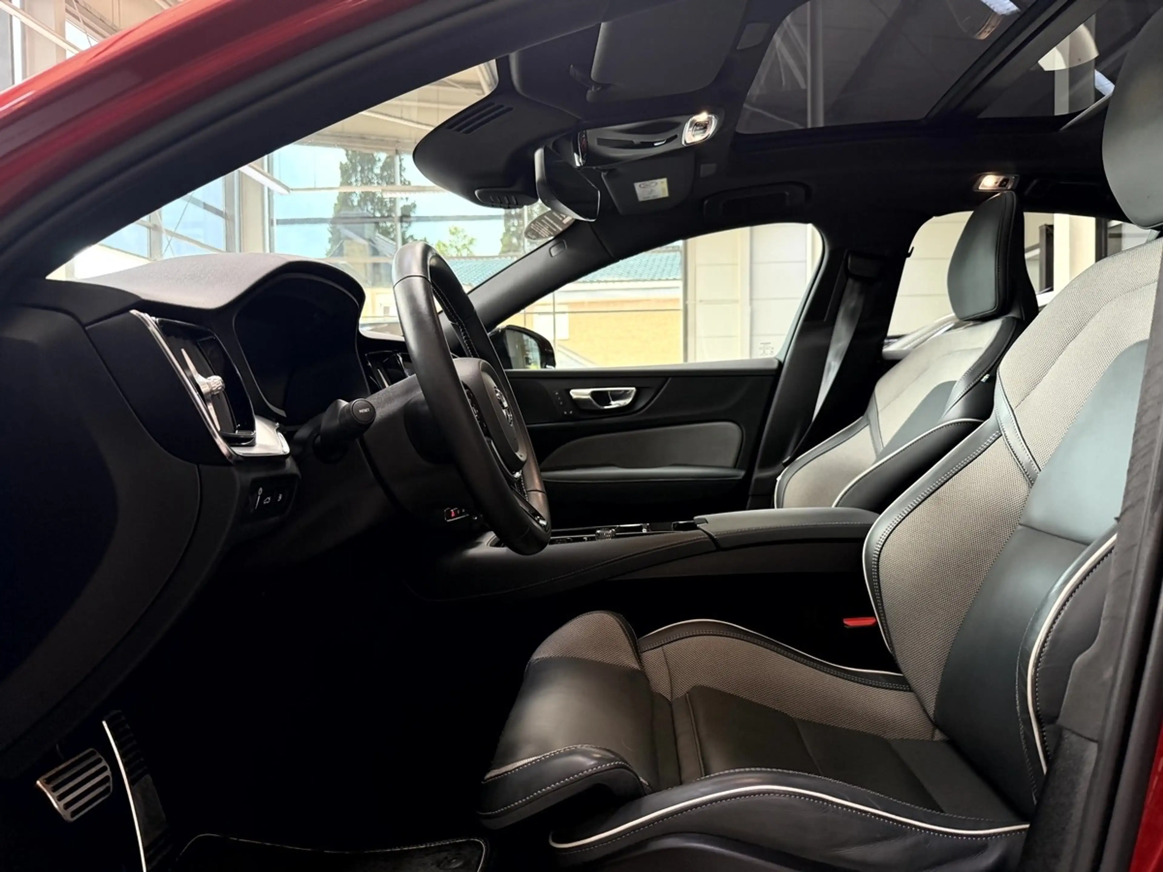 Volvo S60 T8 TwinEngine AWD R Design LED Virtual ACC Pano — photo 10