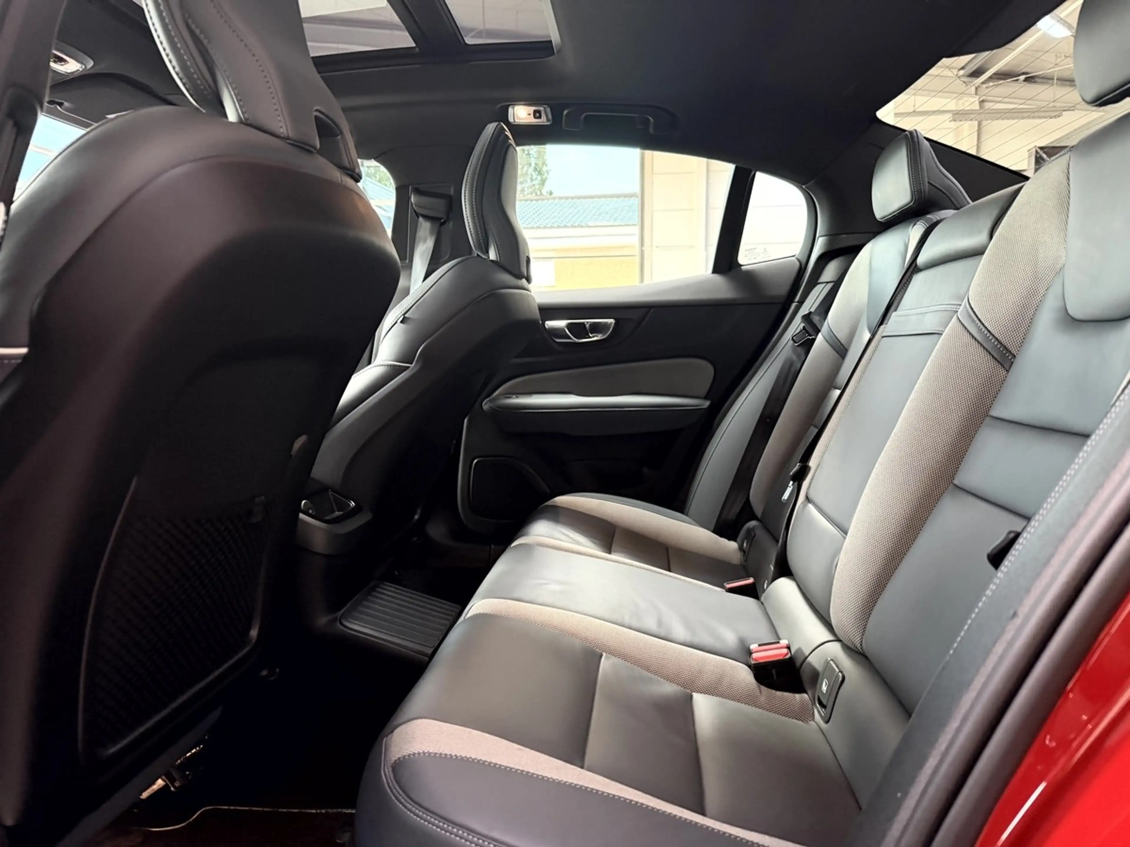 Volvo S60 T8 TwinEngine AWD R Design LED Virtual ACC Pano — photo 11