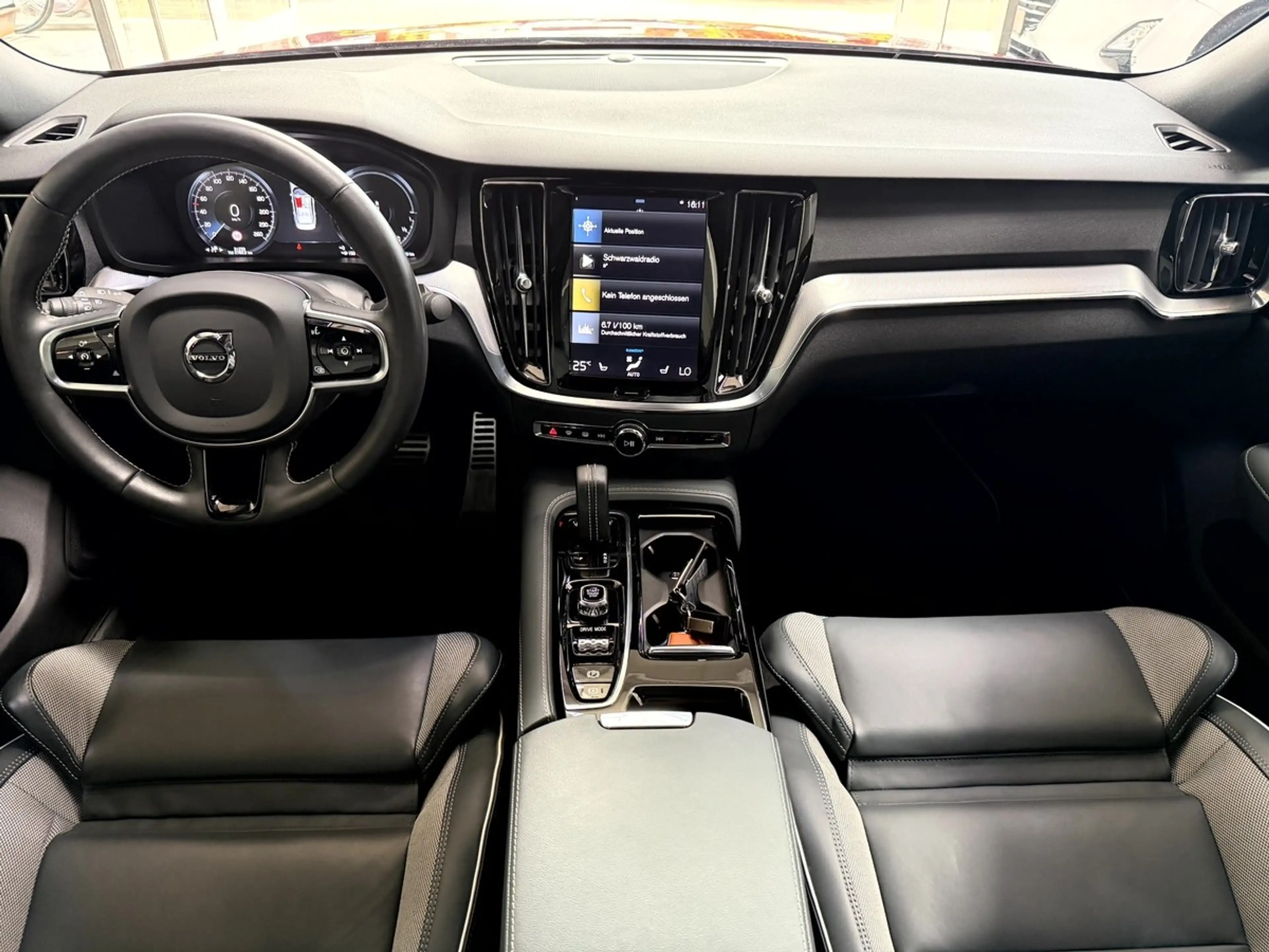 Volvo S60 T8 TwinEngine AWD R Design LED Virtual ACC Pano — photo 13