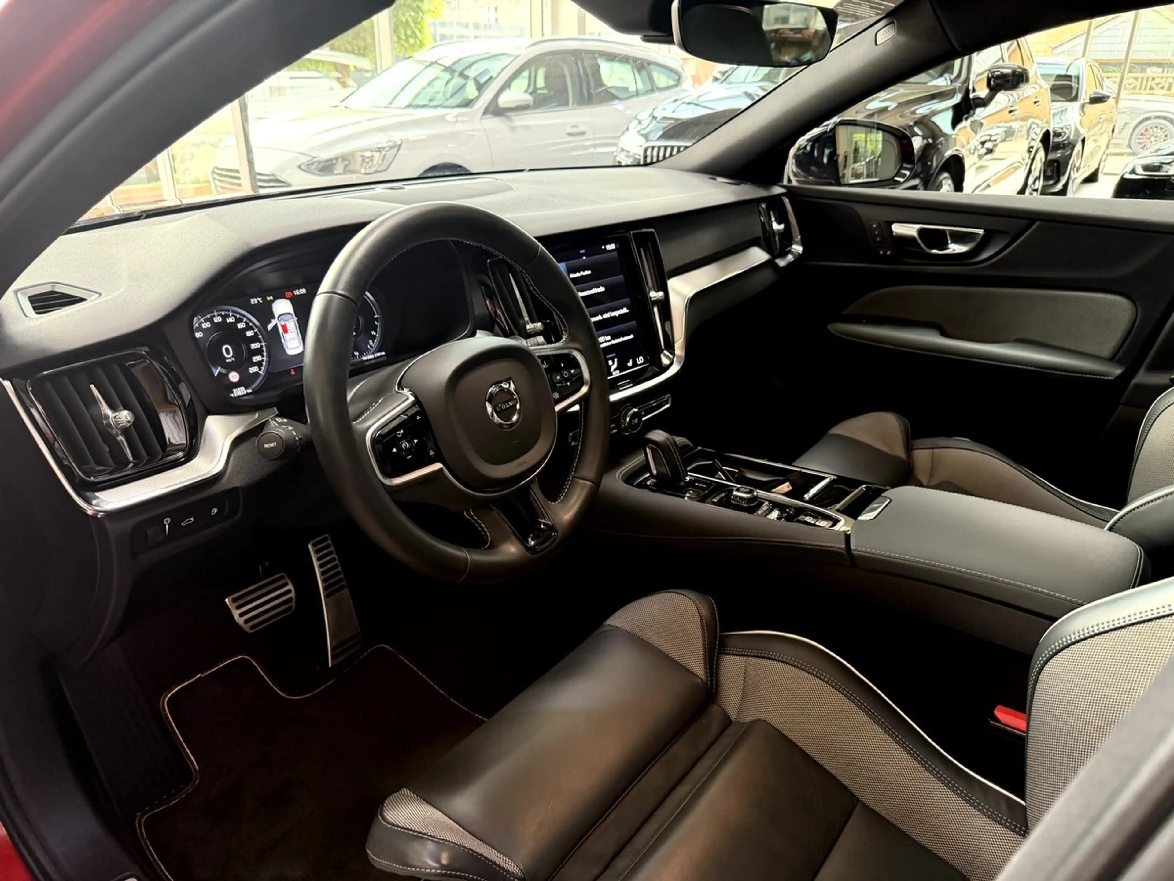 Volvo S60 T8 TwinEngine AWD R Design LED Virtual ACC Pano — photo 9