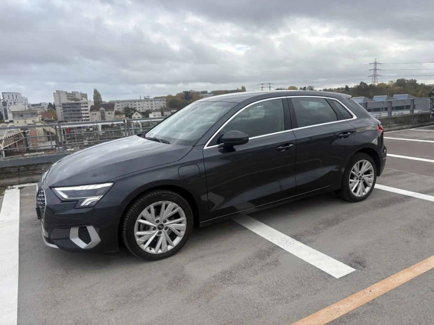 Audi A3 40 TFSI E 204CH DESIGN LUXE S TRONIC 6 Gris - 1