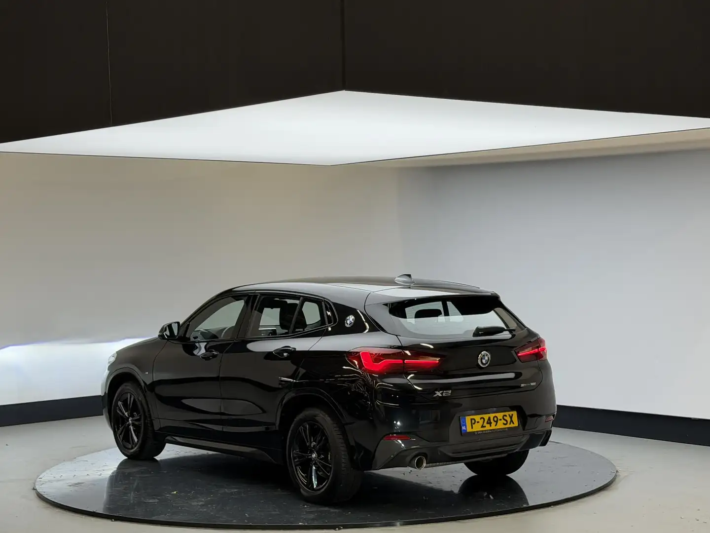BMW X2 sDrive18i Executive | M pakket | Sport Stoelen | E Zwart - 2