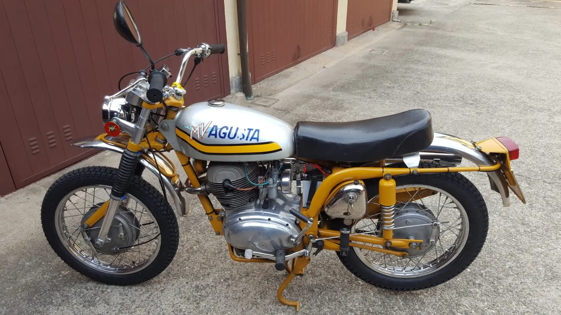 MV Agusta SCRAMBLER 350 - PUNTINE Šedá - 2