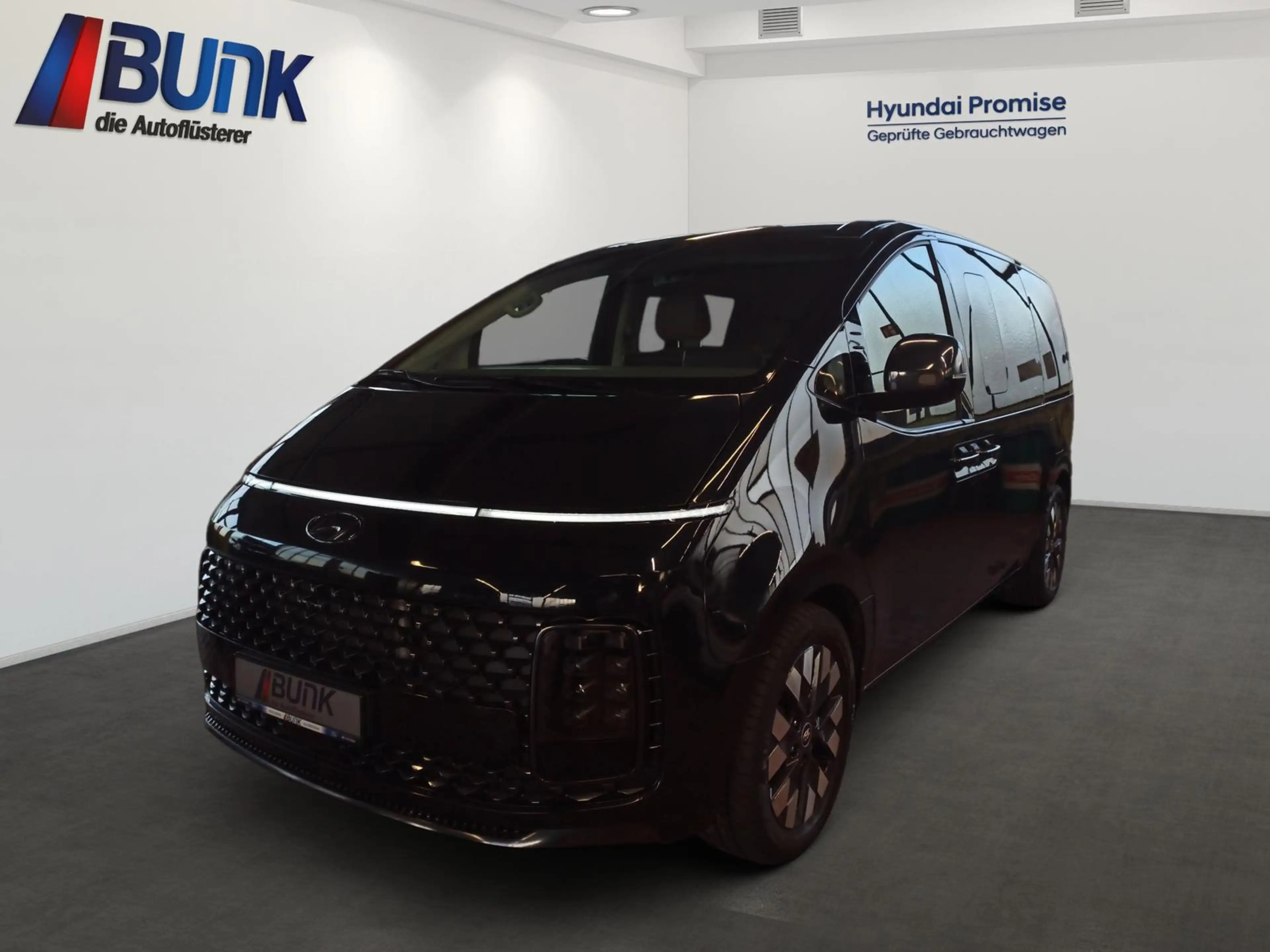 Hyundai STARIA Signature 2.2L / 7Sitzer / Shuttle-Paket