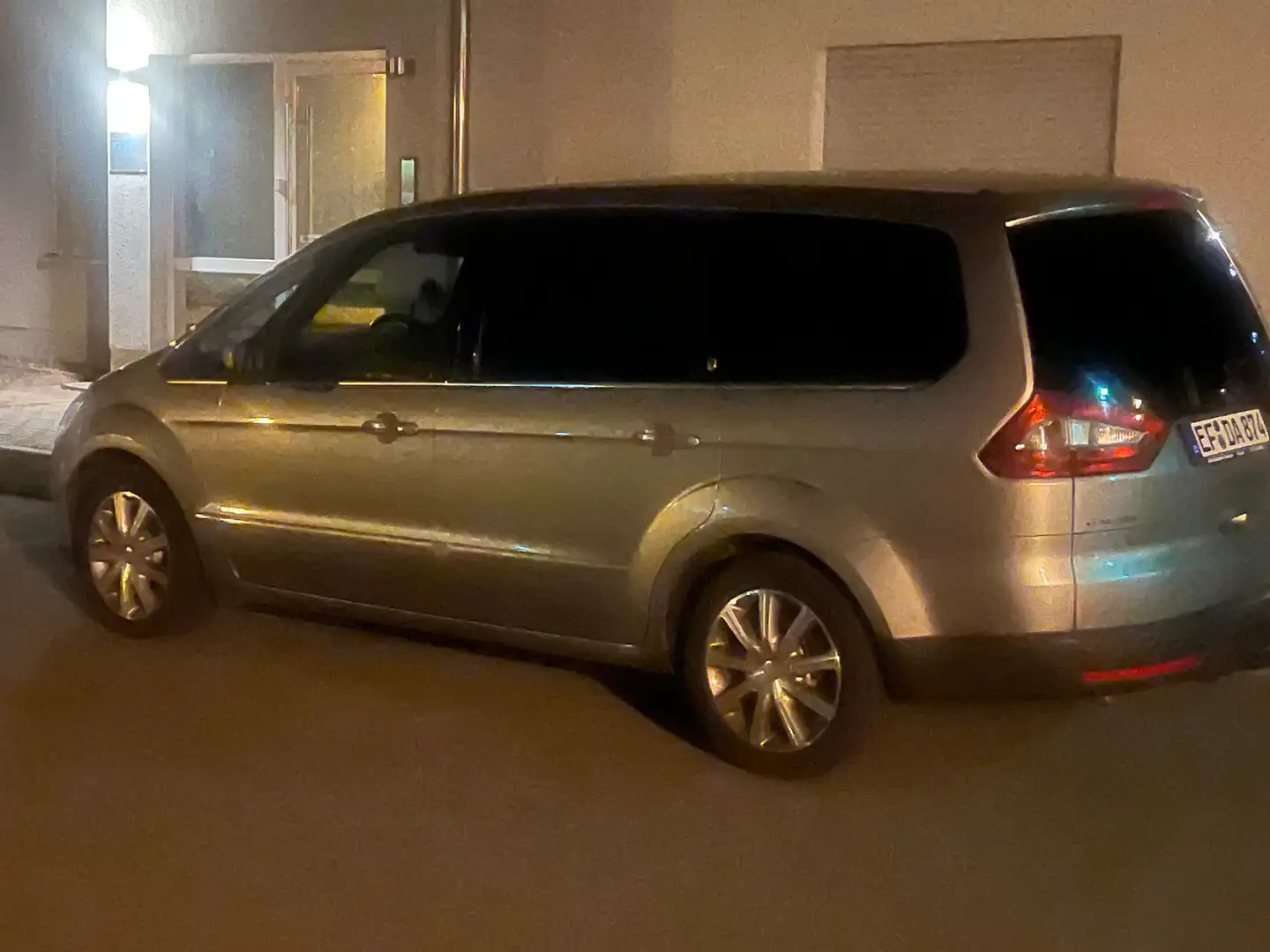 Ford Galaxy Galaxy 2.0 TDCi DPF Ghia Silber - 1