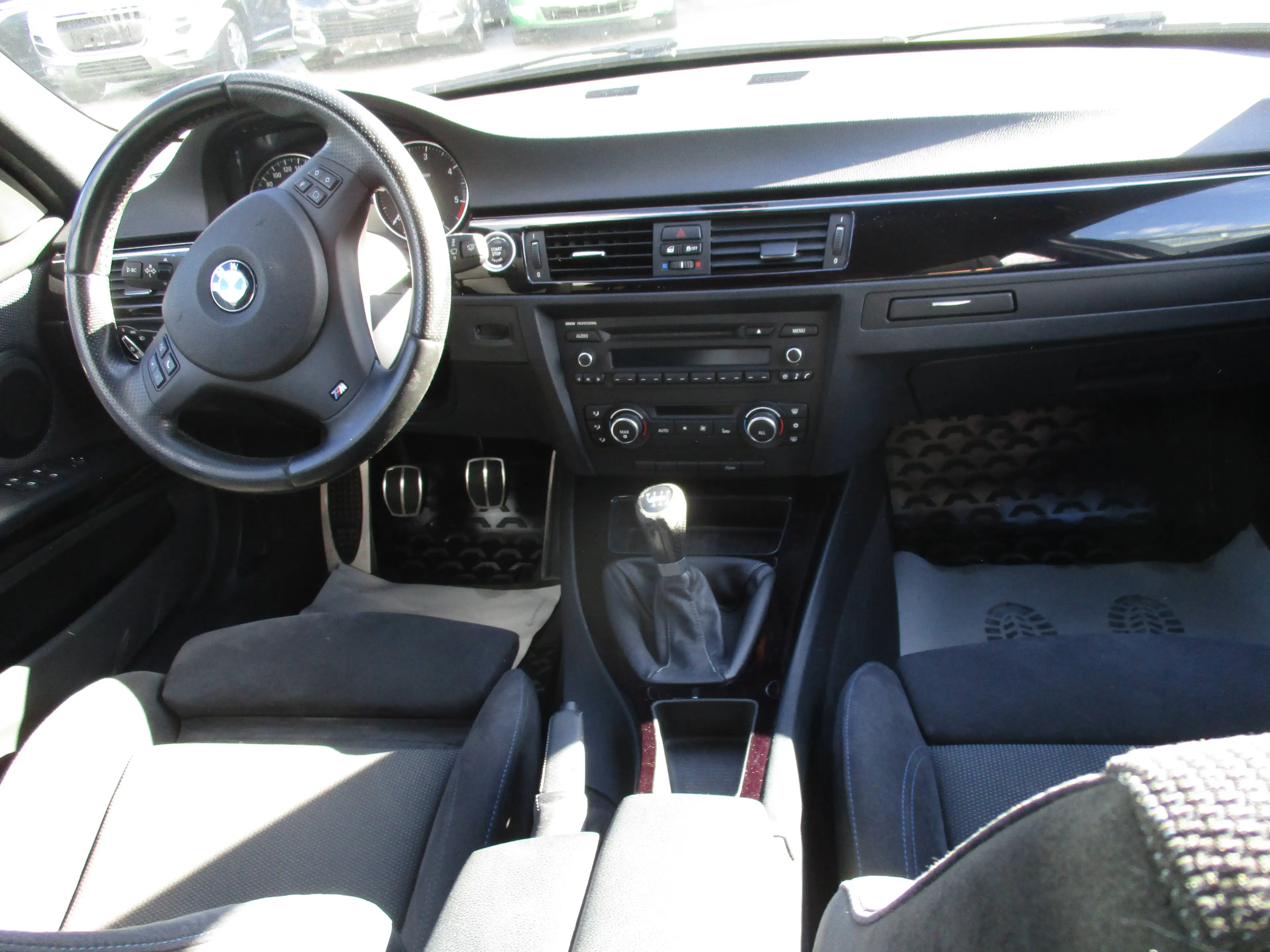 BMW 318 318d Touring M-Sport — photo 8