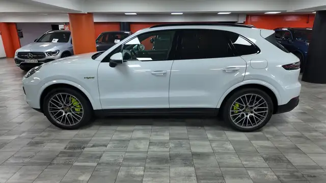 Porsche Cayenne view 3