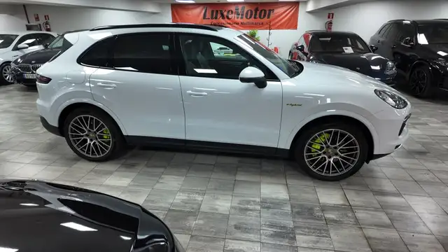 Porsche Cayenne view 7
