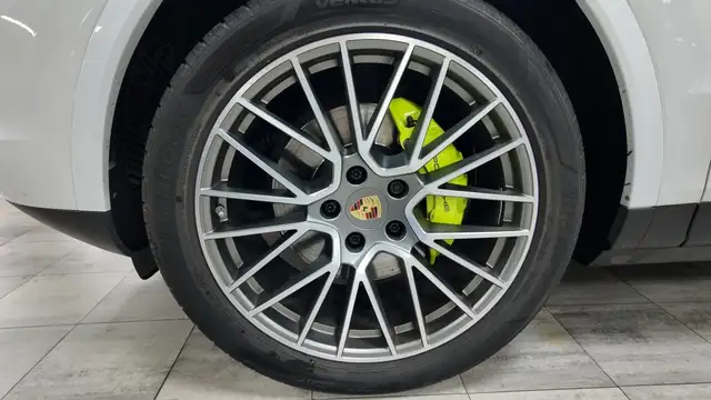 Porsche Cayenne view 11