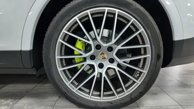 Porsche Cayenne view 14