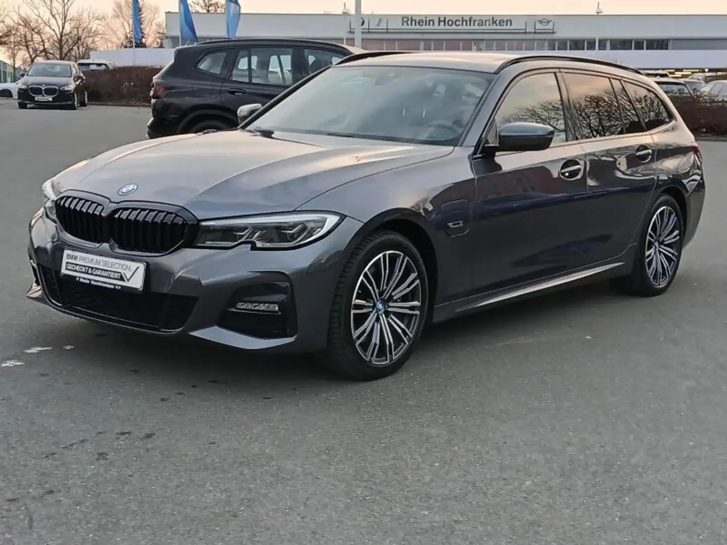 BMW 330 e xDrive Touring M Sport LASER INNO HUD HiFi Grau - 2