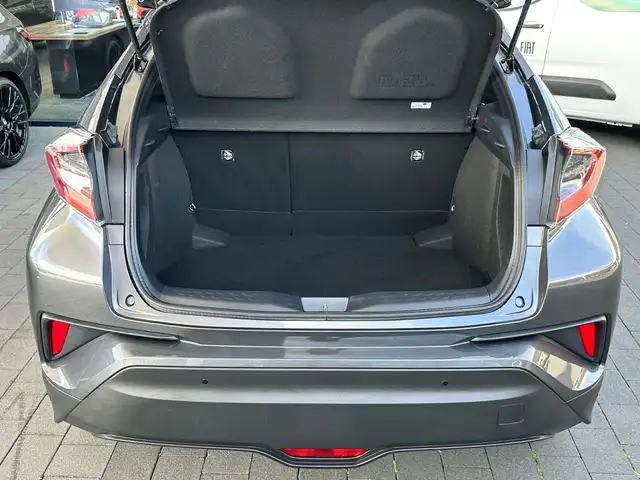 Toyota C-HR view 8
