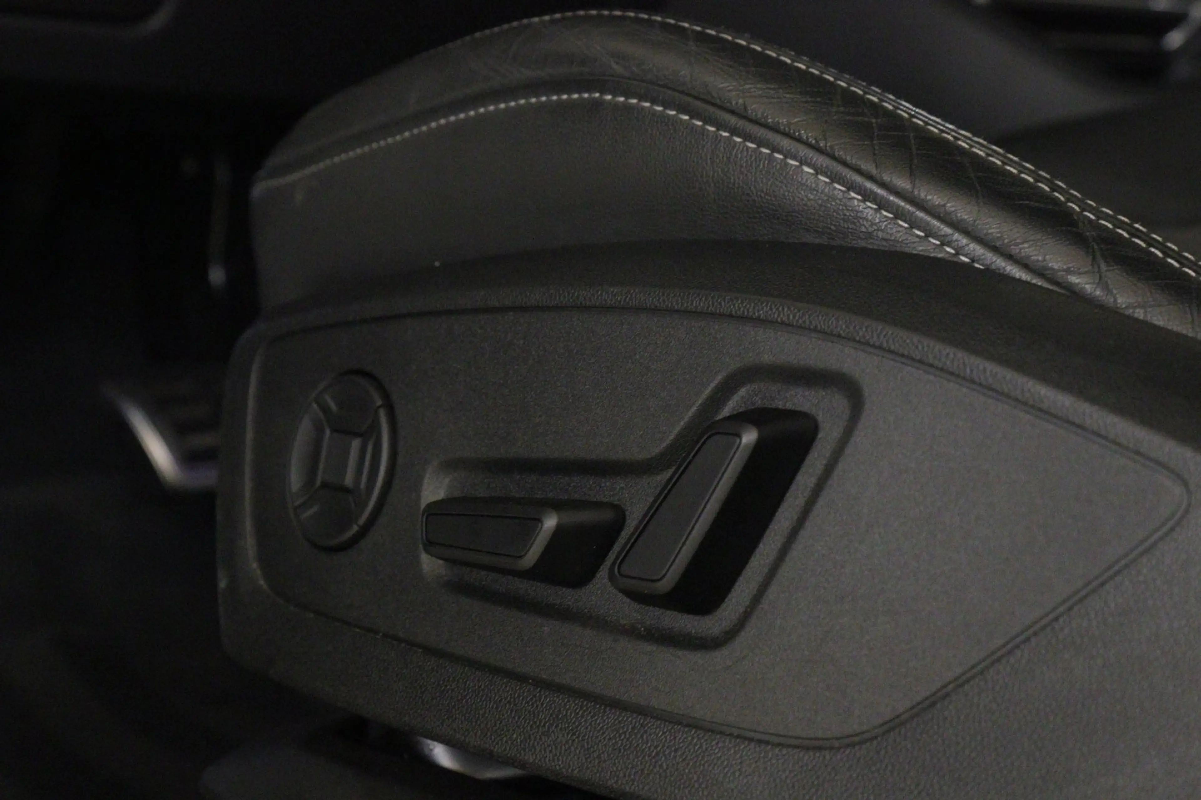 Audi Q3 45 TFSI e S Edition 3X S-Line /PANO/KEYLES/STOELV/ — photo 35