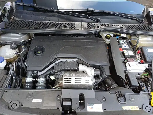 Peugeot 208 view 5