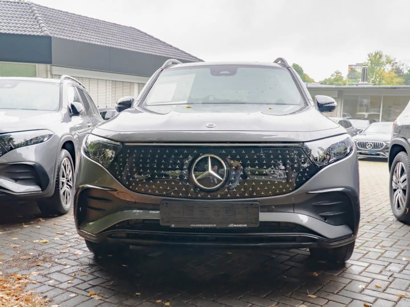 Mercedes-Benz EQB 300 4M AMG-Sport/360/AHK/Distr/Night/Winter Grijs - 2
