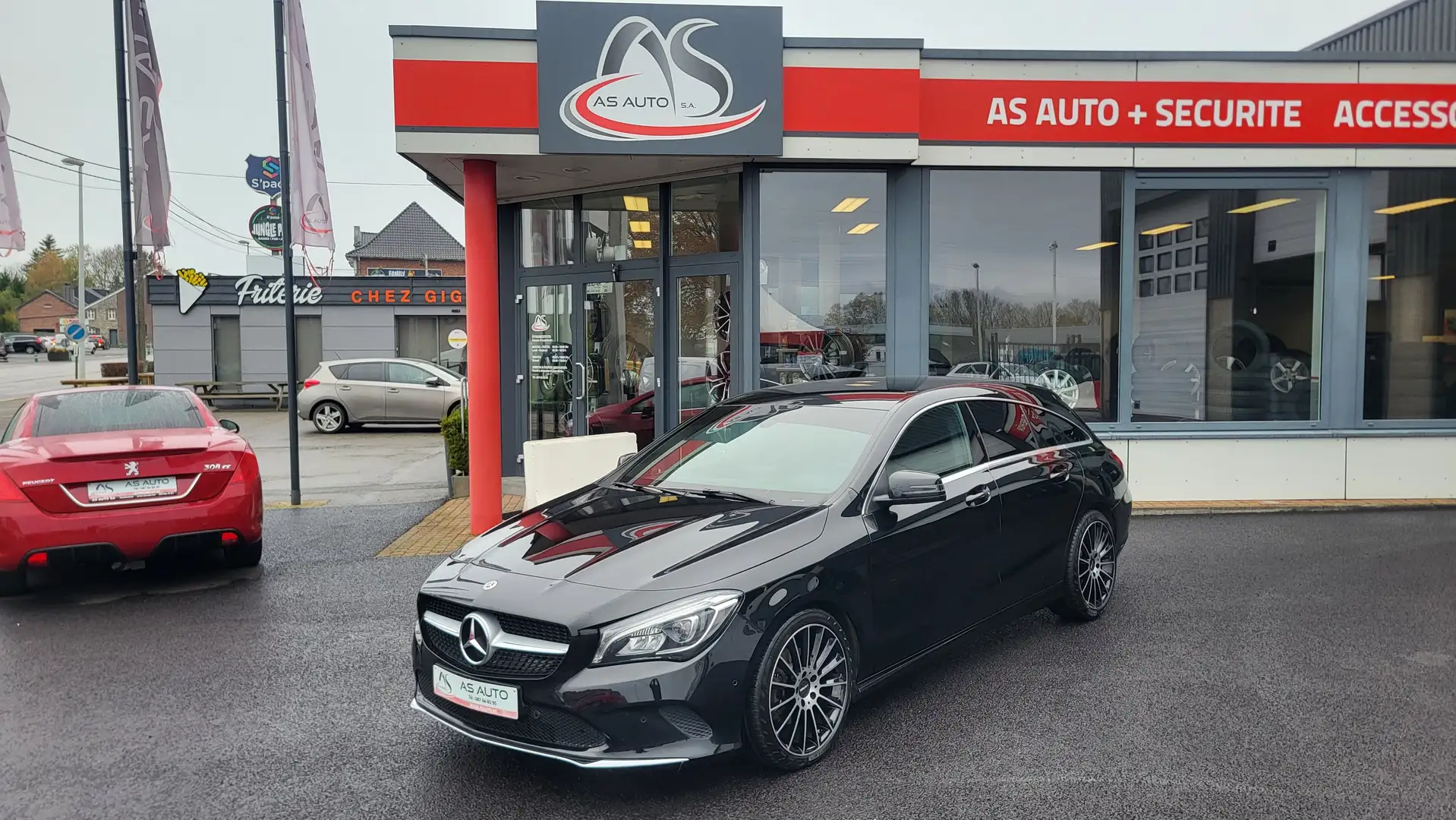 Mercedes-Benz CLA 200 D 136V Automatic Schwarz - 1