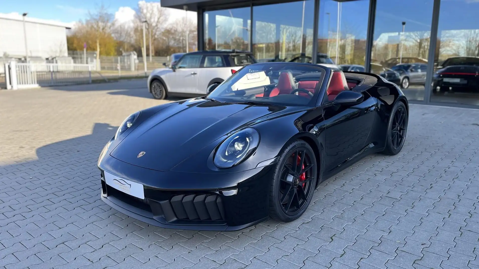 Porsche 992 911 Carrera 4 GTS T-Hybrid Cabriolet, PASM Noir - 1