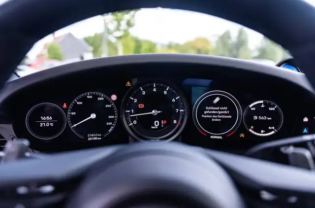 Porsche 911 view 7