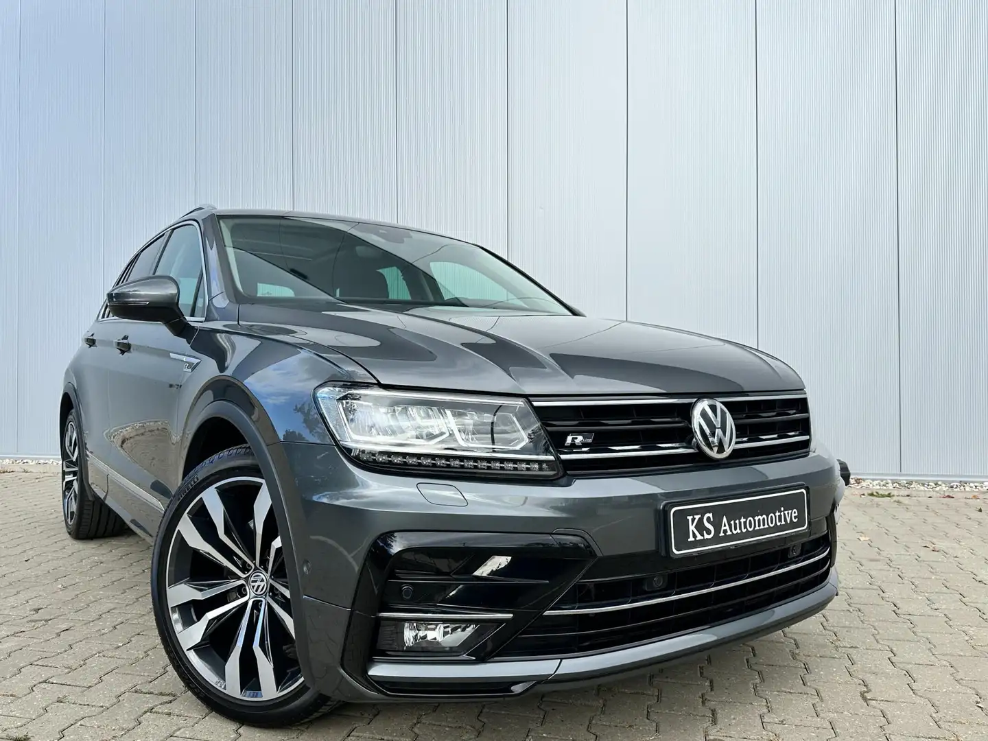 Volkswagen Tiguan 2.0 TSI 180pk 4Motion R-Line| PANO | LED | Suzuka Grijs - 1