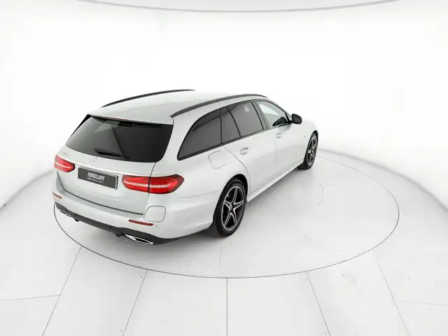 Mercedes-Benz E-Class view 3