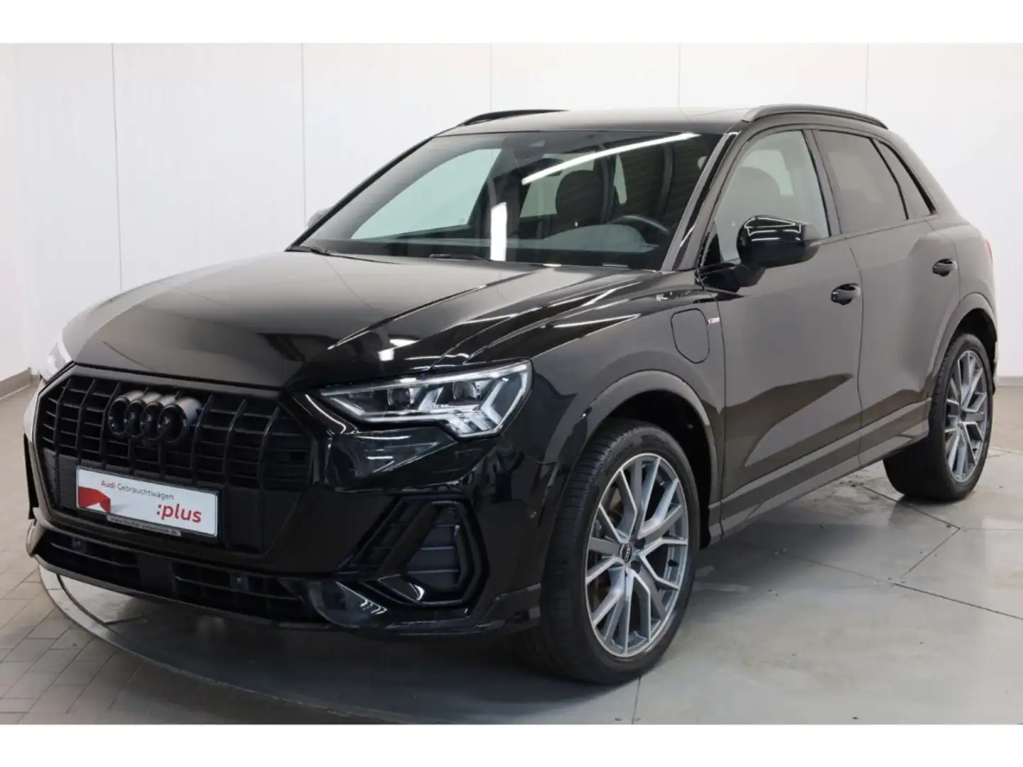 Audi Q3 45 TFSI e S line Zwart - 2