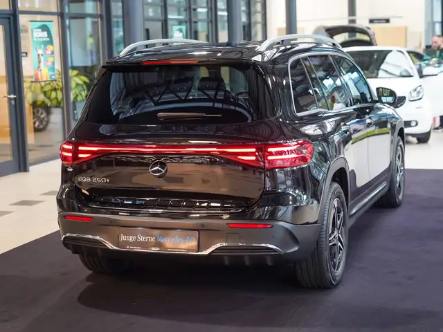 Mercedes-Benz EQB view 3