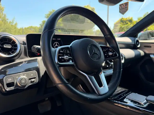 Mercedes-Benz 250 view 9