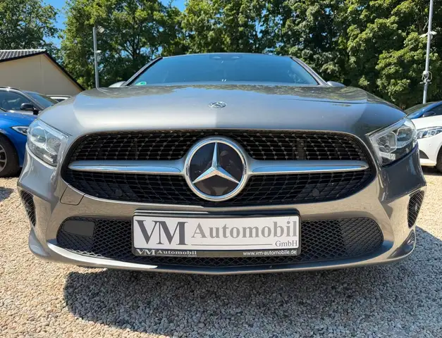 Mercedes-Benz 250 view 2
