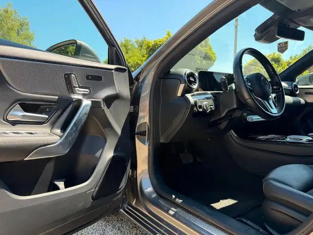 Mercedes-Benz 250 view 8