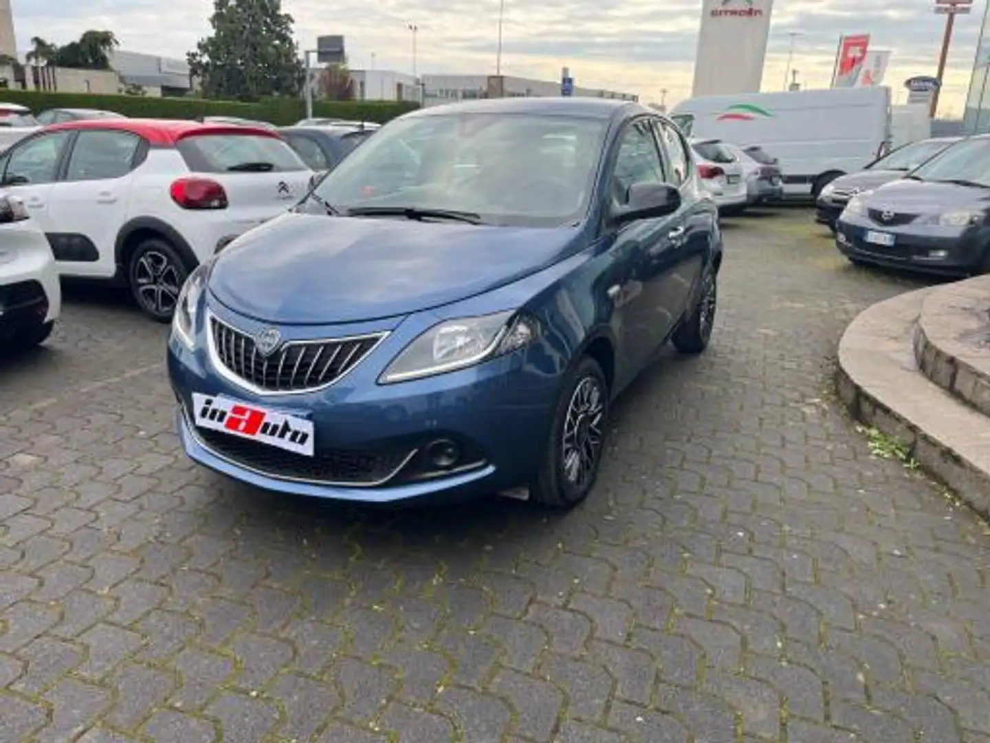 Lancia Ypsilon 1.0 FireFly 5 porte S&S Hybrid Platino Blu/Azzurro - 1