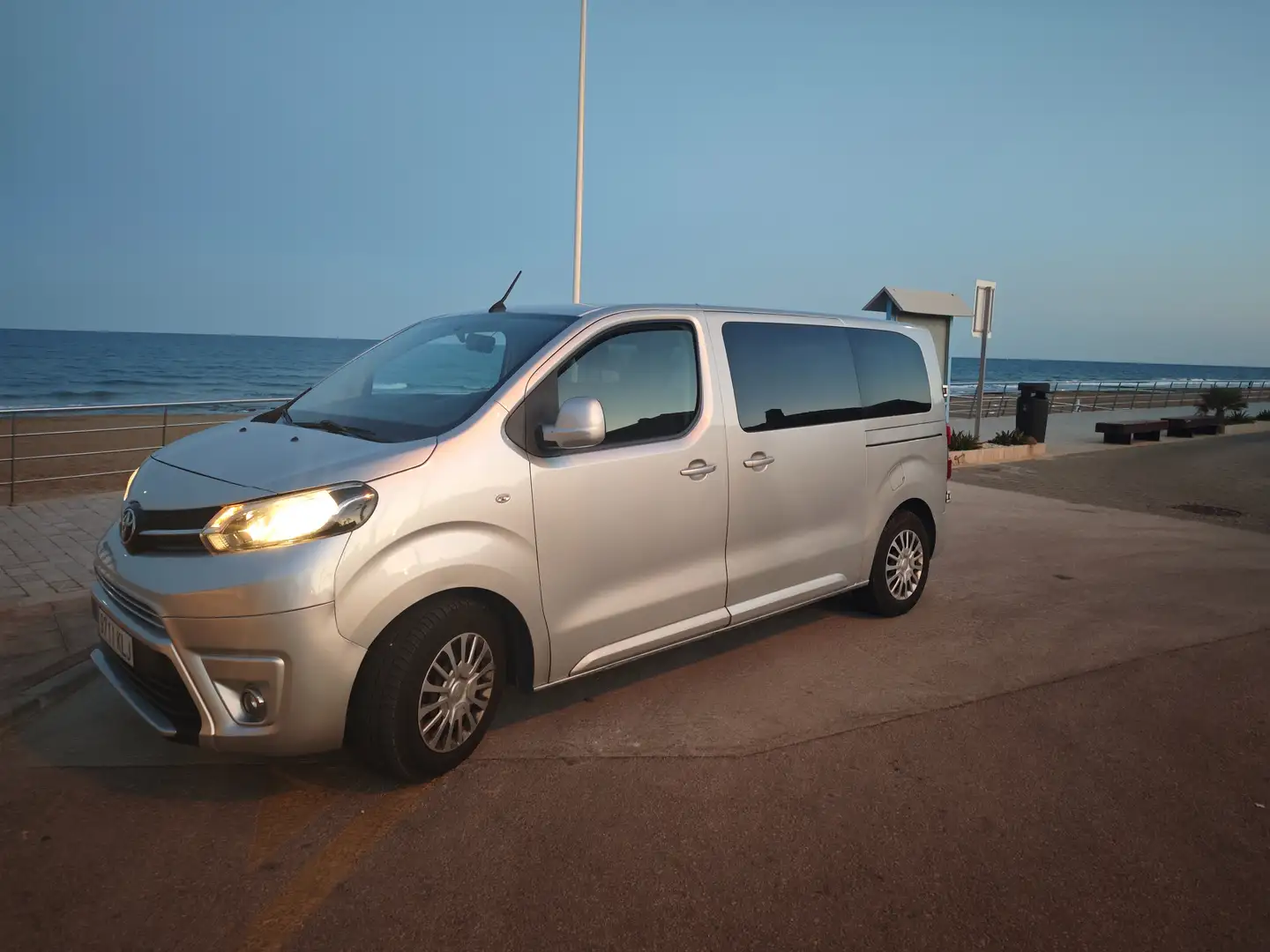Toyota Proace Proace Family L1 1.5D 8pl. Advance 120 Advance Plateado - 1
