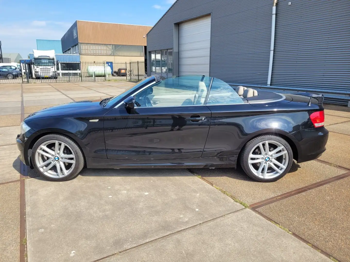 BMW 125 1-serie Cabrio 125i High Executive 6 Cil, Automaat Schwarz - 2