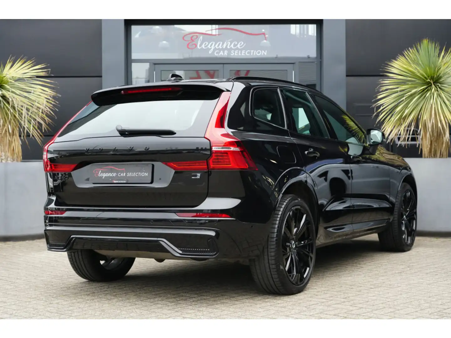 Volvo XC60 2.0 T6 Recharge AWD Plus Black Edition 350pk Panor Černá - 2