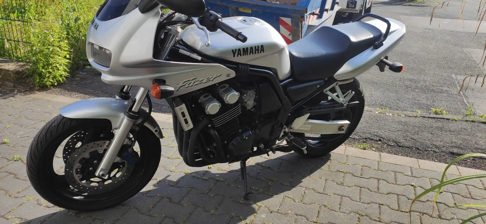 Yamaha FZS 600 Stříbrná - 1
