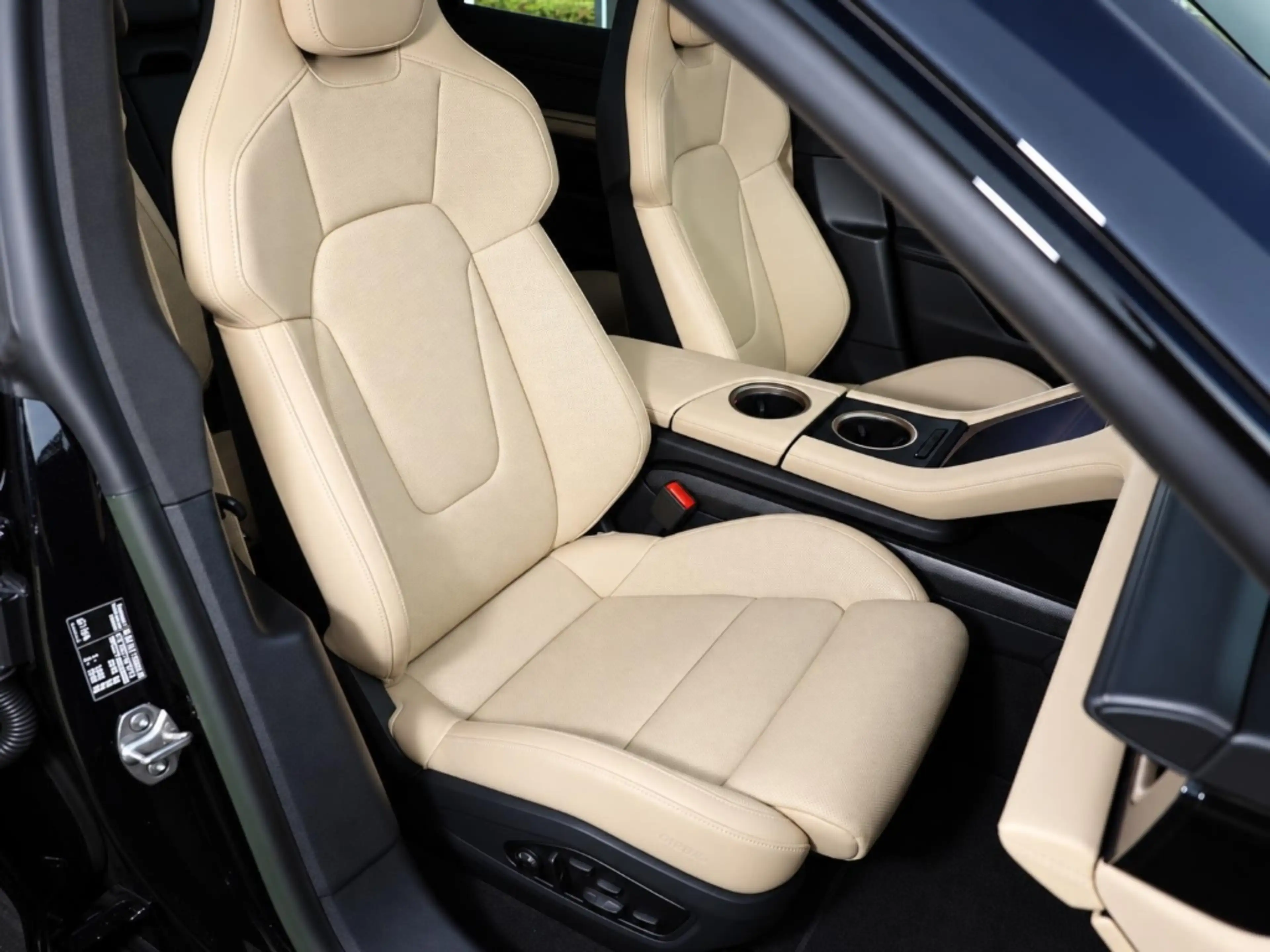 Porsche Taycan Turbo S — photo 12
