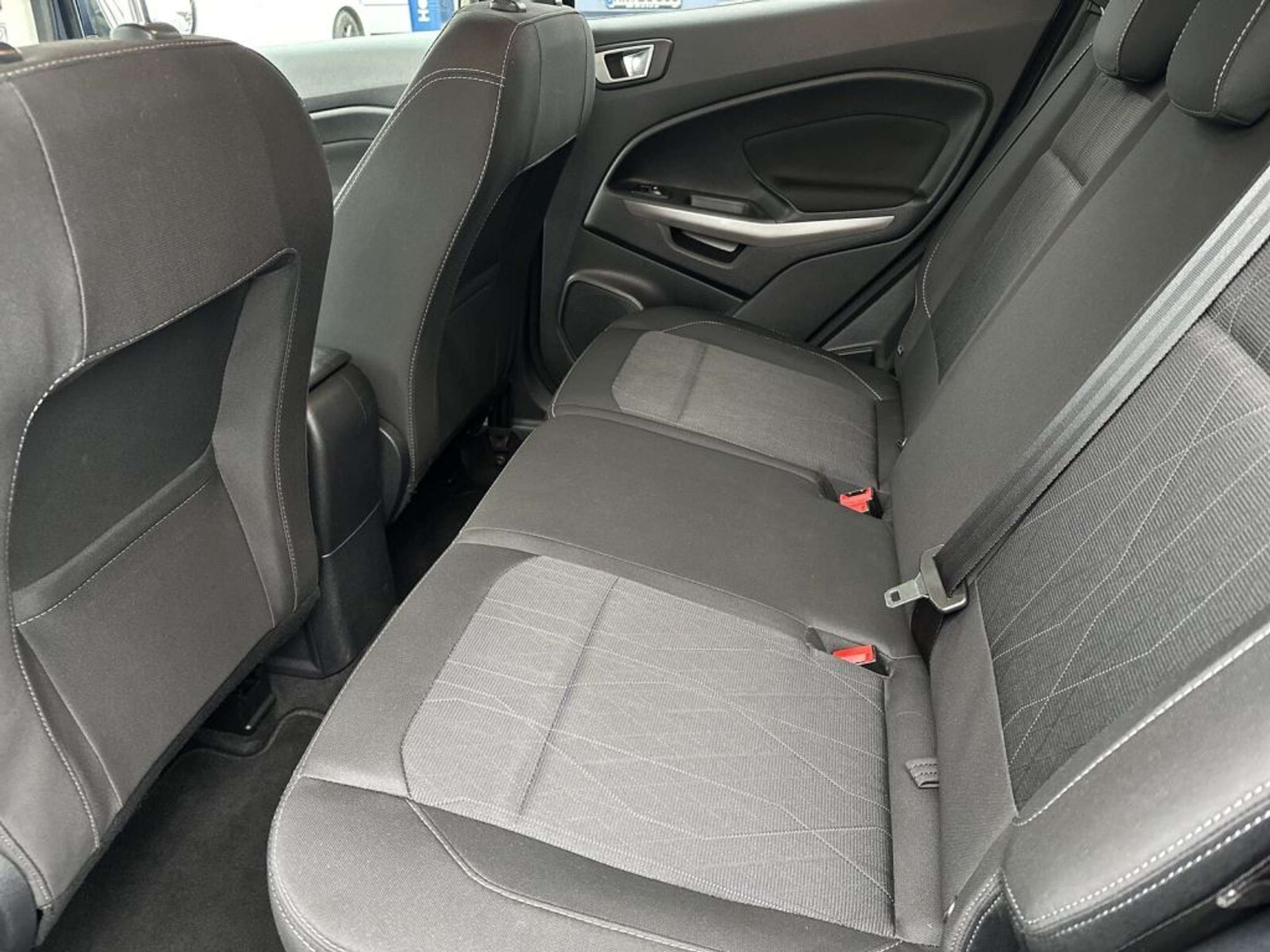 Fahrzeugabbildung Ford EcoSport 1.5 EcoBlue C&C C&C +NAVI+PDC V+H+ - mit KI generiert/bearbeitet