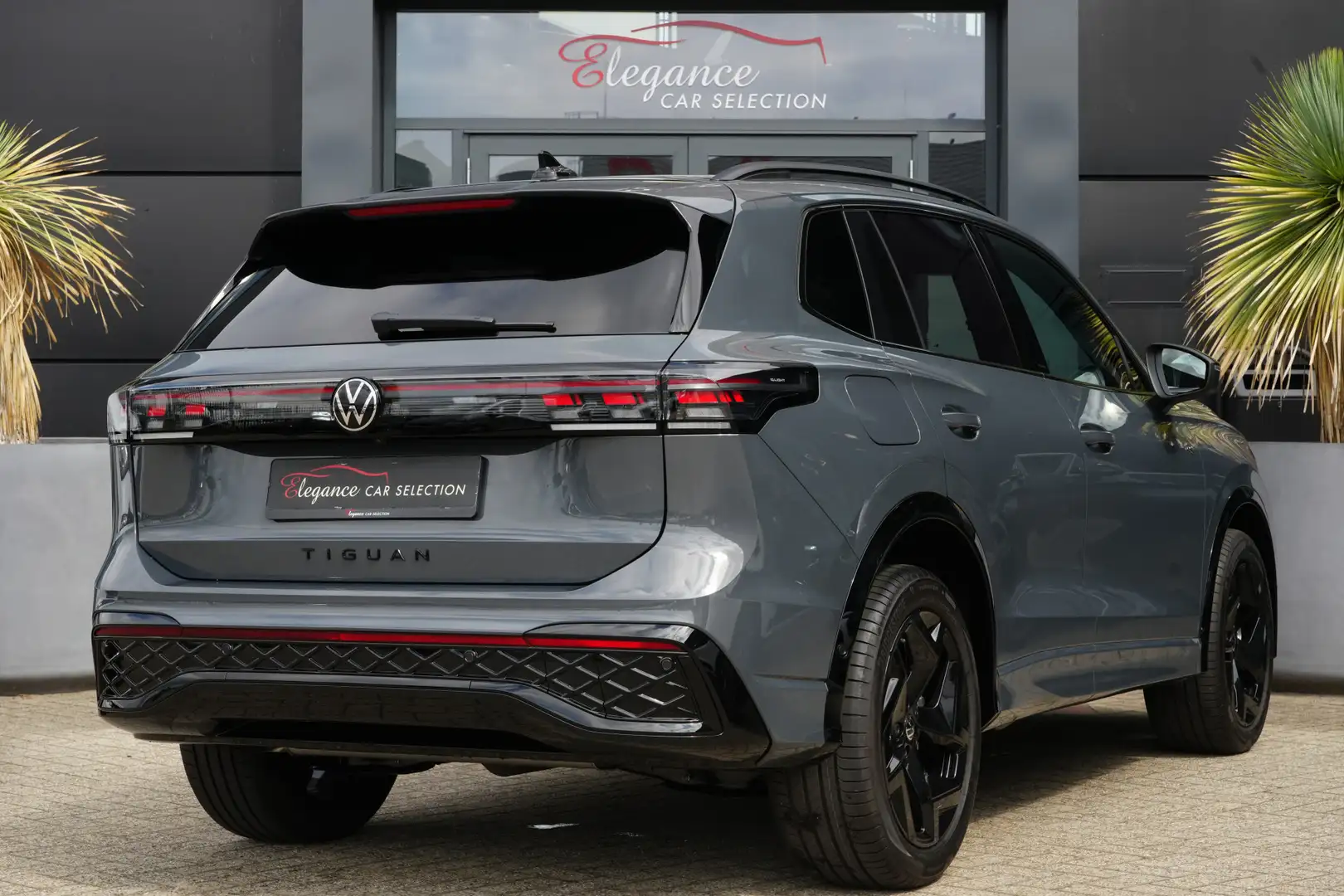 Volkswagen Tiguan 1.5 eHybrid R-Line Edition 272pk Panoramadak/IQ-Li Grijs - 2