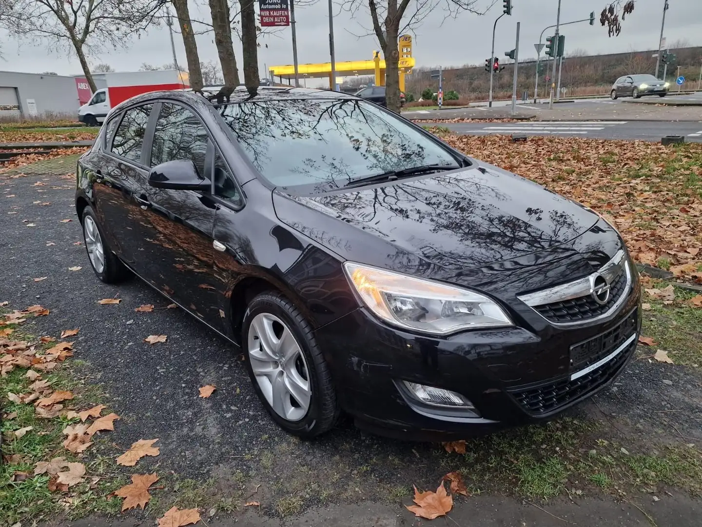 Opel Astra J Lim. 5-trg. Edition Schwarz - 1