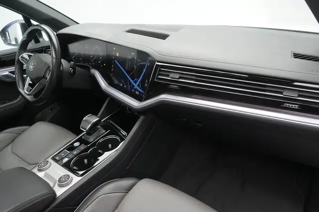 Volkswagen Touareg view 7