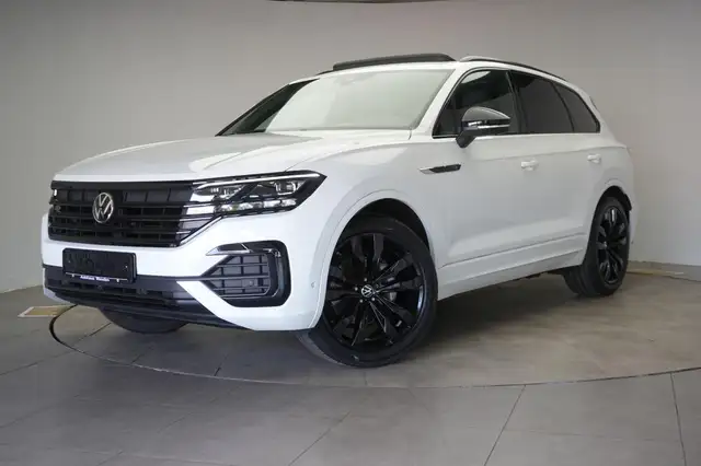 Volkswagen Touareg view 3