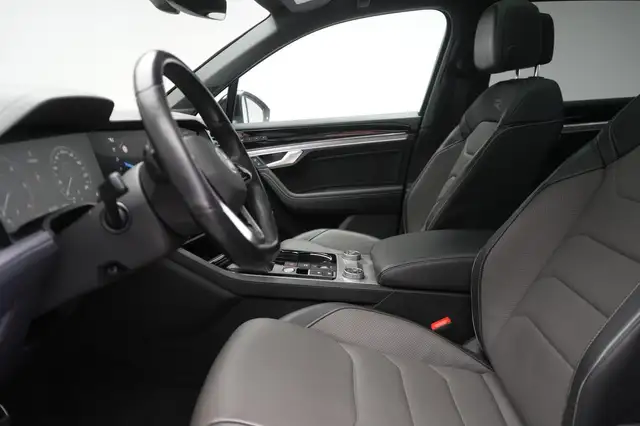 Volkswagen Touareg view 9