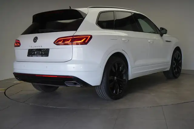 Volkswagen Touareg view 4