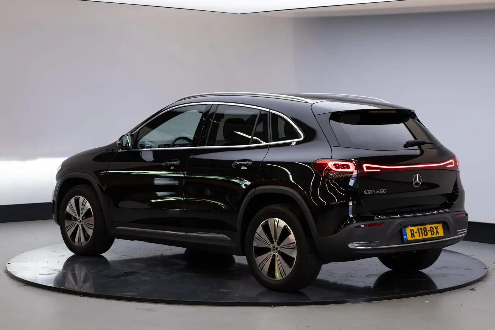 Mercedes-Benz EQA 250 67 kWh | Trekhaak | Zwart - 2